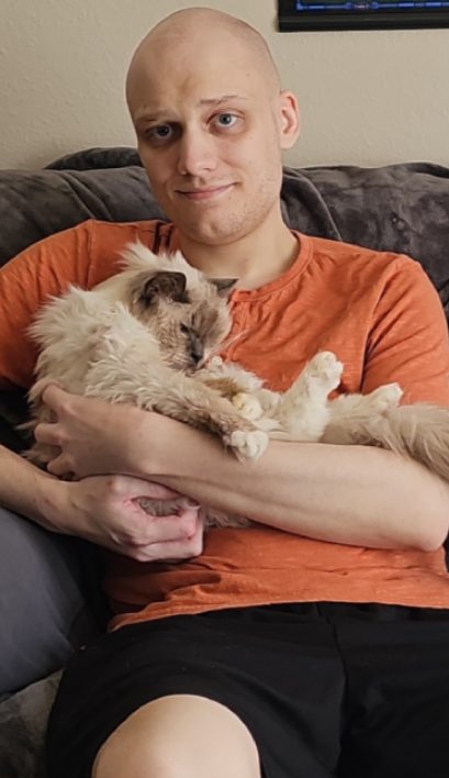 Un homme a recréé un cliché datant de vingt ans avec le chat de son enfance avant de l'endormir, ce qui a déclenché un véritable émoi sur Internet
