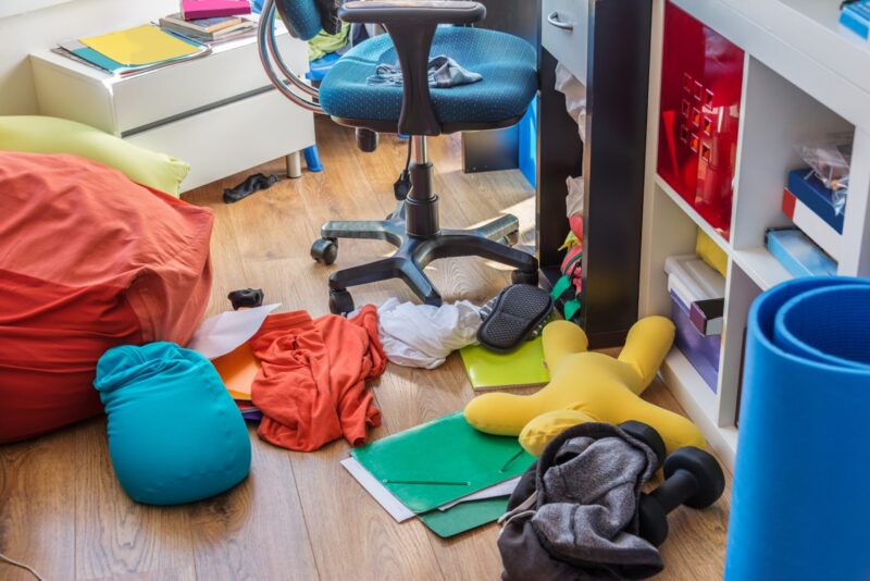 Une maman inquiète révèle la présence d'étranges « morceaux bruns » dans la pièce de sa fillette