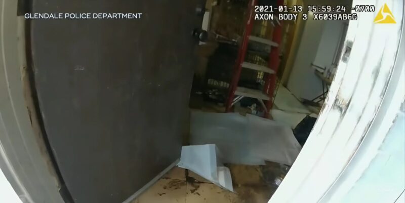 « Ça change tout » : Des voisins ont adopté une grand-mère après qu'elle a perdu son conjoint et sa maison ; Comme c'est gentil