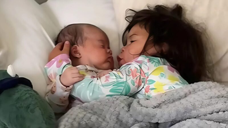 Un bambin qui chante, parvient à faire dormir son petit frère