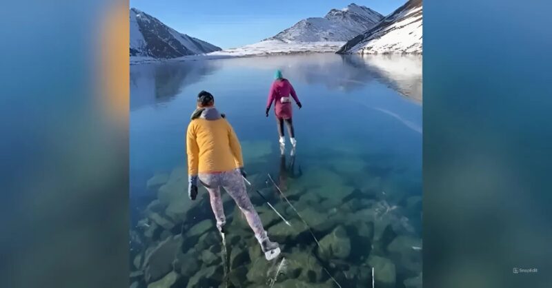Les patineurs glissent sur le lac transparent de cristal lors d'un phénomène d'une rareté stupéfiante