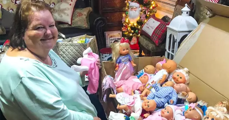 Une femme confectionne des costumes pour 200 poupées qu'elle distribue chaque année à des enfants nécessiteux