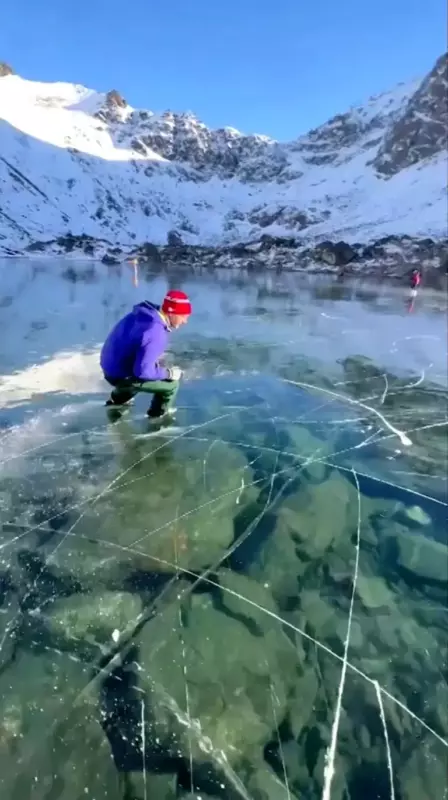 Les patineurs glissent sur le lac transparent de cristal lors d'un phénomène d'une rareté stupéfiante