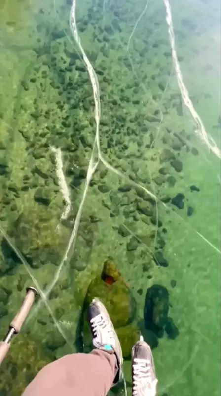 Les patineurs glissent sur le lac transparent de cristal lors d'un phénomène d'une rareté stupéfiante