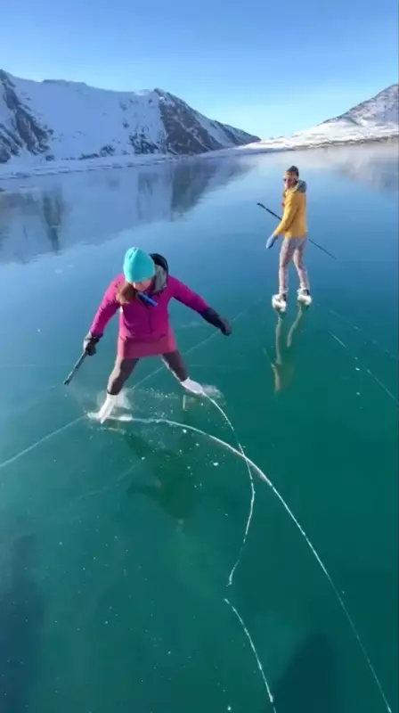 Les patineurs glissent sur le lac transparent de cristal lors d'un phénomène d'une rareté stupéfiante