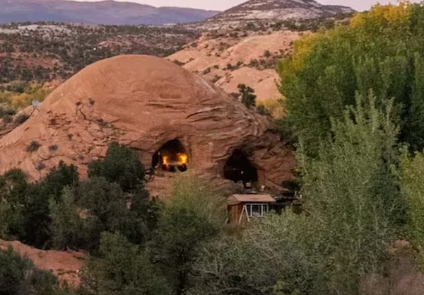 Venez découvrir la vie fantastique d'un homme et de son compagnon à quatre pattes, isolés dans une grotte depuis 25 ans ! Oserez-vous y entrer ?