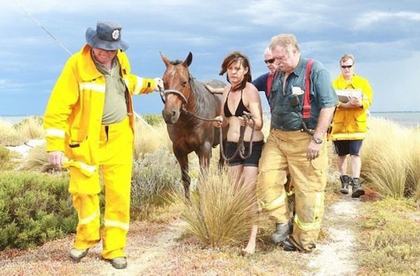Durant 3 heures, une femme désespérée maintient son cheval pour l'empêcher de se noyer dans la boue, et ils réussissent à le sauver