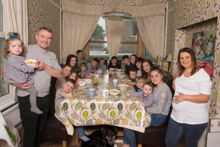Maman de 21 enfants : Comment une telle famille parvient-elle à cohabiter sous le même toit ?