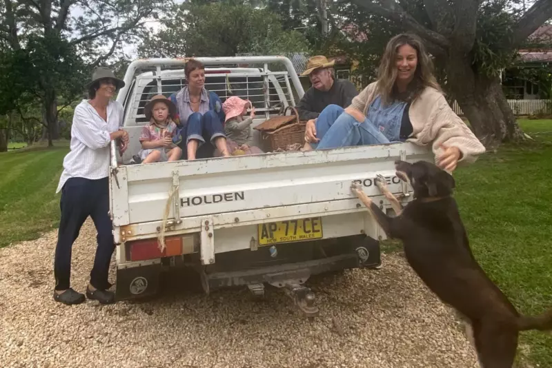 Voici à quoi ressemble aujourd’hui Rachel Ward, l'iconique Maggie Cleary des oiseaux se cachent pour mourir 🦋