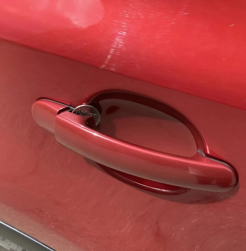 Le matin, j'ai garé mon véhicule sur le parking : en retournant, j'ai aperçu une pièce de monnaie coincée dans la poignée de la portière du passager. Mais qu'est-ce que cela signifie ?