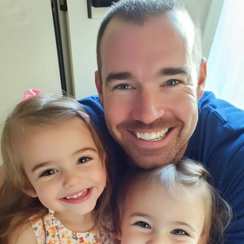 Un papa célibataire se réveille pour préparer le petit-déjeuner de ses fillettes et a la surprise de découvrir qu'il a été préparé