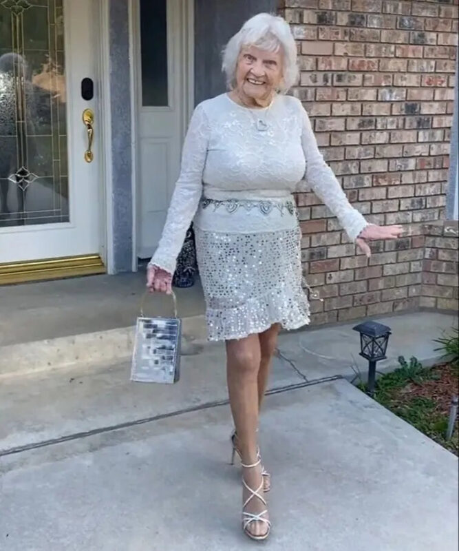 À 91 ans, Betsy Lou, véritable star de TikTok, affiche un style audacieux en mini-jupes et danse pour ses abonnés