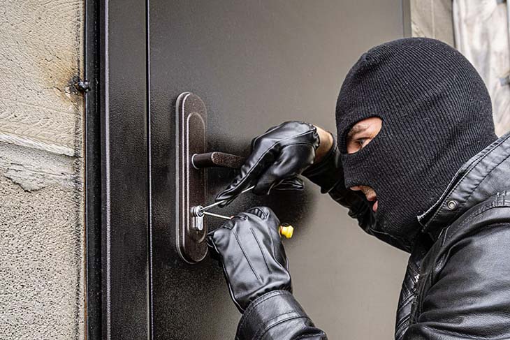 Une marque de croix sur votre porte : simple graffiti ou véritable signal d’alarme ?