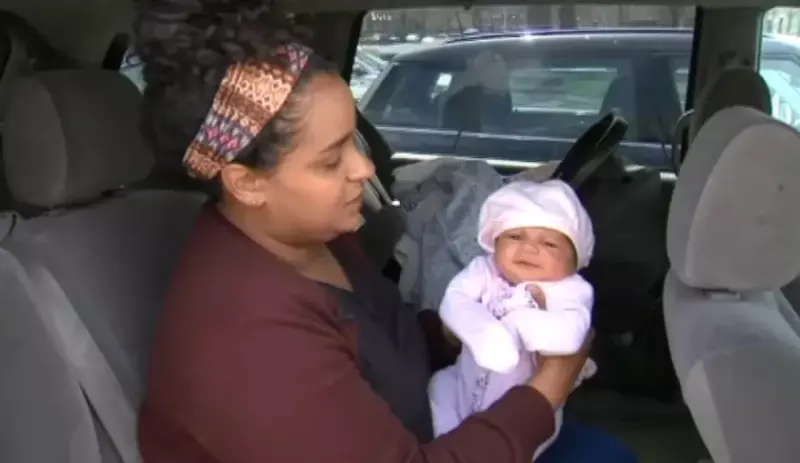 Une maman a été sanctionnée par une lourde amende alors qu'elle allaitait son nourrisson de 3 semaines dans sa voiture