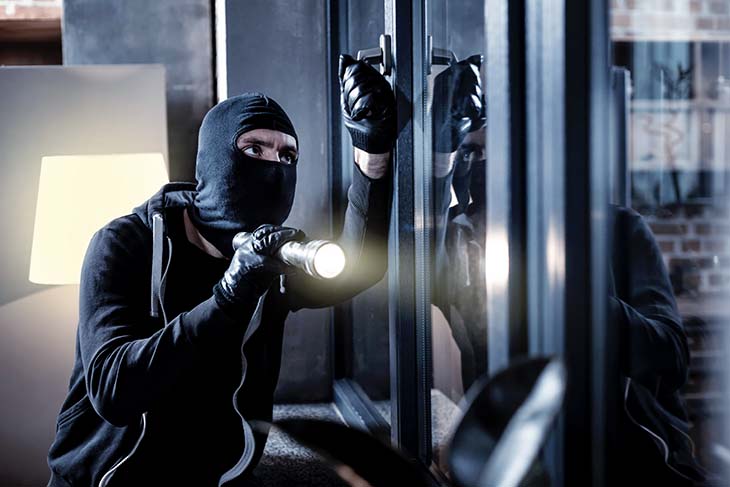Une marque de croix sur votre porte : simple graffiti ou véritable signal d’alarme ?