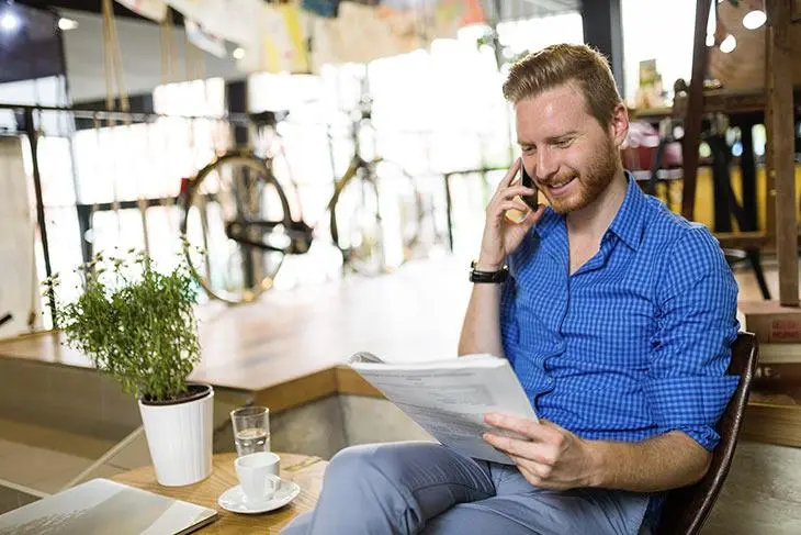 La fonction méconnue des petits trous sur votre téléphone