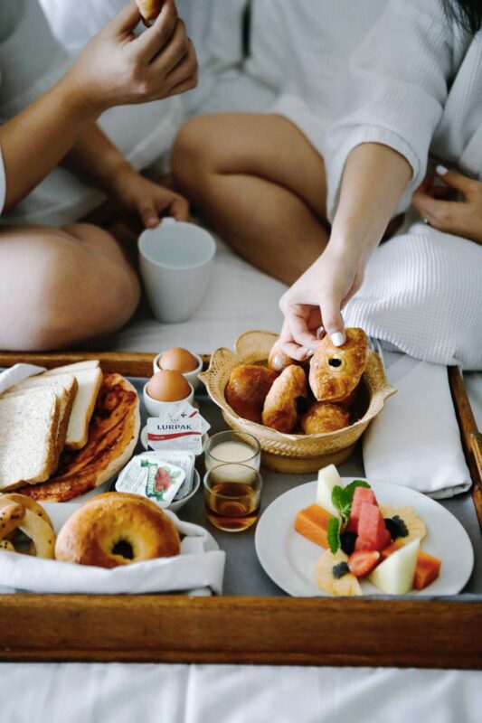 Un papa célibataire se réveille pour préparer le petit-déjeuner de ses fillettes et a la surprise de découvrir qu'il a été préparé