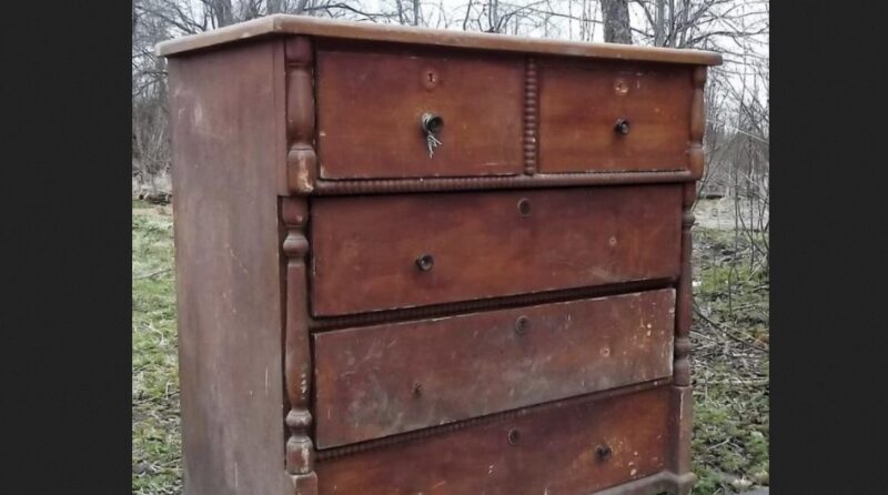 Nous avons sorti une vieille commode sans tiroir de la poubelle et l'avons transformée en une beauté pleine de glamour