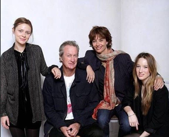 Voici à quoi ressemble aujourd’hui Rachel Ward, l'iconique Maggie Cleary des oiseaux se cachent pour mourir 🦋