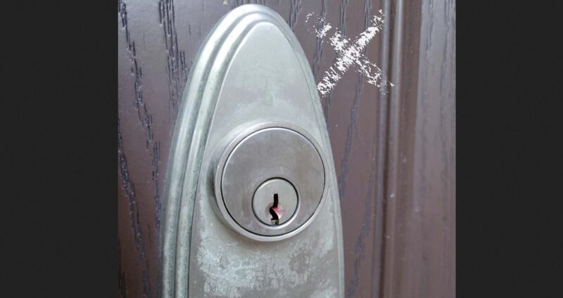 Une marque de croix sur votre porte : simple graffiti ou véritable signal d’alarme ?