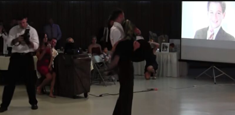 Ce que ce fils fait à sa mère lors de sa première danse de mariage a fait éclater en sanglots toute la salle !