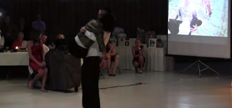 Ce que ce fils fait à sa mère lors de sa première danse de mariage a fait éclater en sanglots toute la salle !