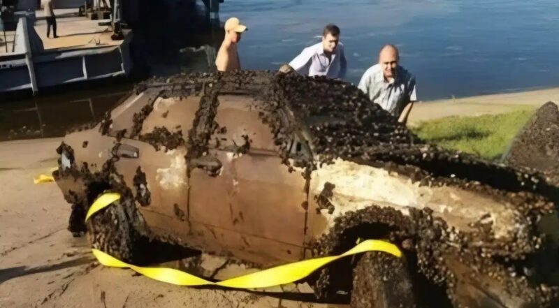 Par hasard, il découvre une voiture immergée dans la rivière et alerte la police