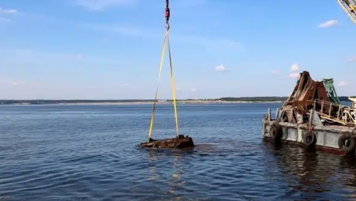 Par hasard, il découvre une voiture immergée dans la rivière et alerte la police