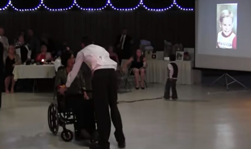 Ce que ce fils fait à sa mère lors de sa première danse de mariage a fait éclater en sanglots toute la salle !