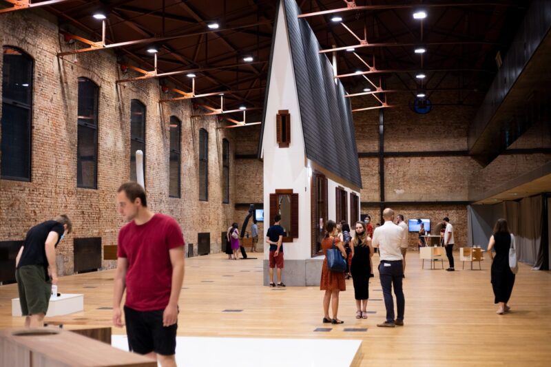 La maison la plus exiguë du monde est à découvrir et son intérieur est particulièrement captivant.