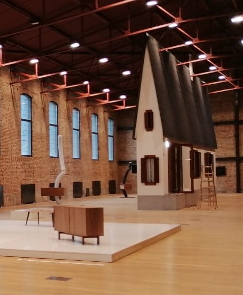 La maison la plus exiguë du monde est à découvrir et son intérieur est particulièrement captivant.