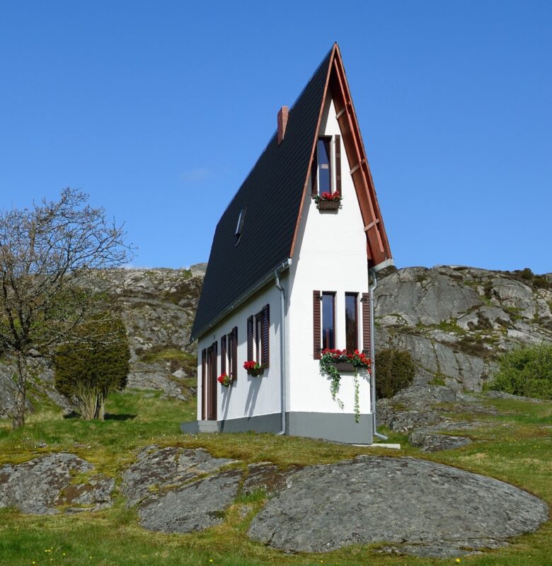 La maison la plus exiguë du monde est à découvrir et son intérieur est particulièrement captivant.