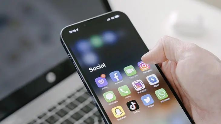 La fonction méconnue des petits trous sur votre téléphone