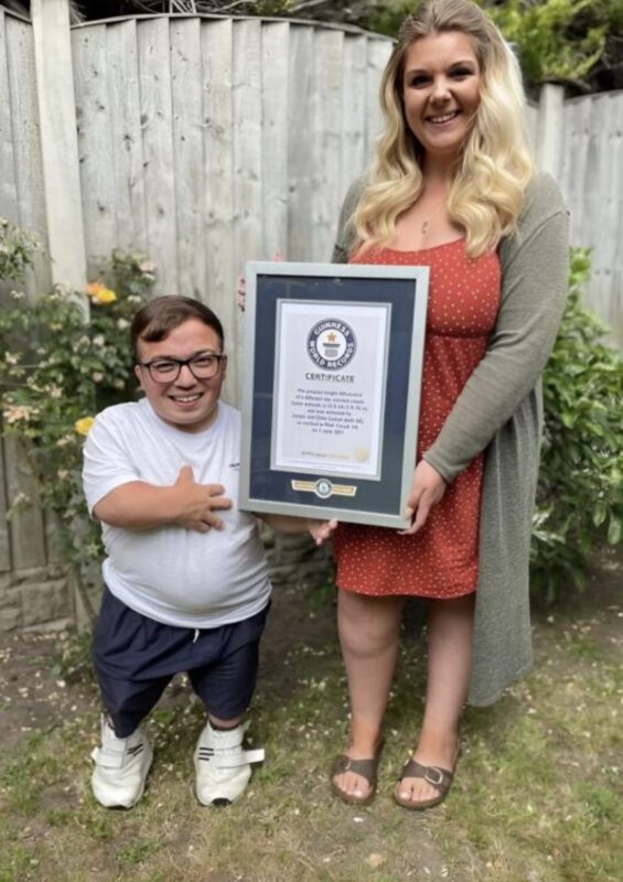 Un homme ne mesurant que 110cm a épousé une femme beaucoup plus grande, créant ainsi un record du monde