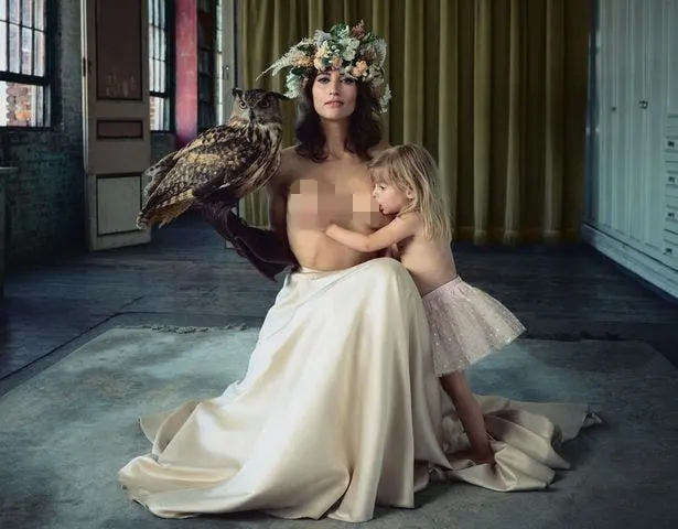 Lassée d'être la cible de critiques, une maman fait une séance photo controversée pour les faire taire