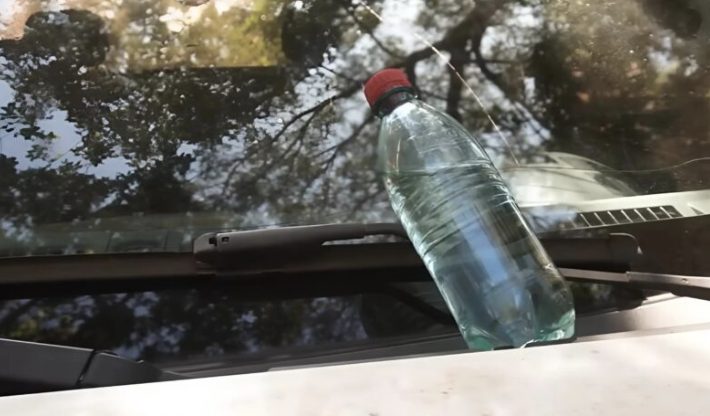 Attention, si vous trouvez une bouteille en plastique sur le capot de votre voiture, attention, vous êtes en danger