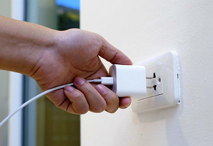 Pourquoi est-il important de toujours débrancher un chargeur lorsqu'il n'est pas en service ?