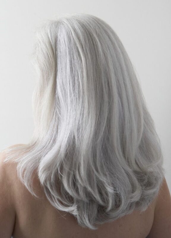 Ma femme a fait le choix d’assumer ses cheveux gris horribles