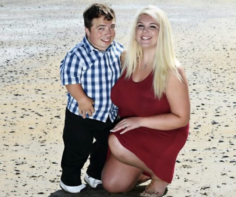 Un homme ne mesurant que 110cm a épousé une femme beaucoup plus grande, créant ainsi un record du monde