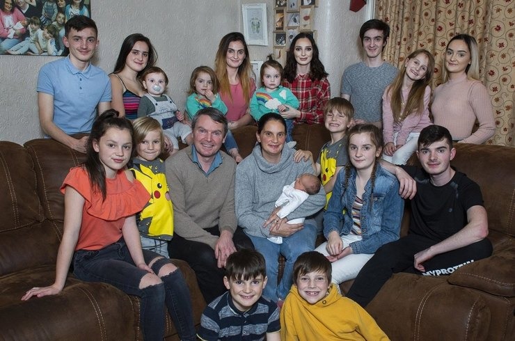 Maman de 21 enfants : Comment une telle famille parvient-elle à cohabiter sous le même toit ?