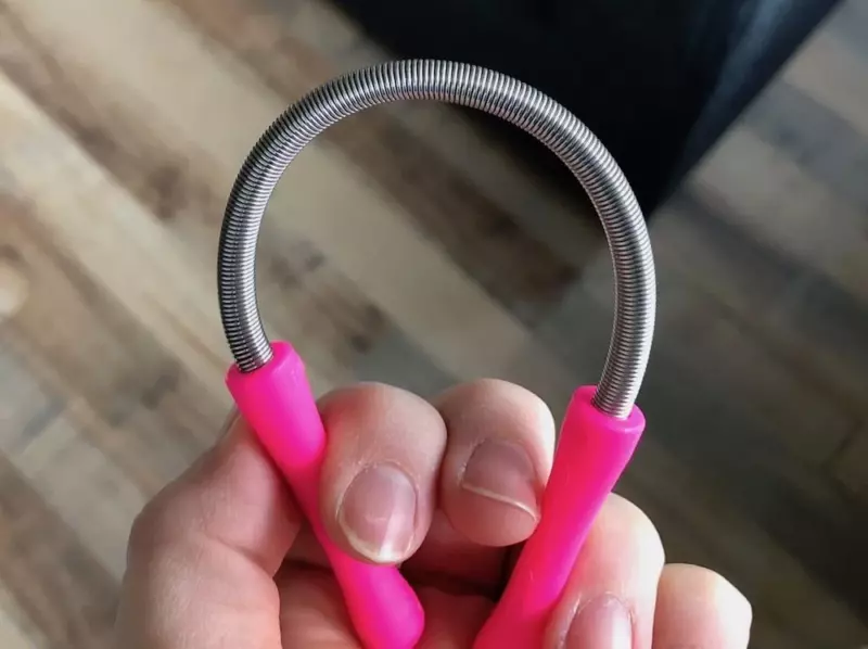 J'ai découvert un objet étrange dans la trousse de maquillage de ma mère : C'est quoi cet objet mystérieux ?