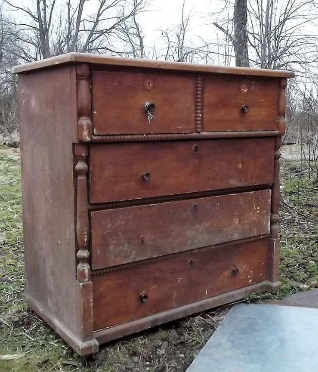 Nous avons sorti une vieille commode sans tiroir de la poubelle et l'avons transformée en une beauté pleine de glamour