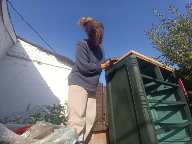 Nous avons sorti une vieille commode sans tiroir de la poubelle et l'avons transformée en une beauté pleine de glamour