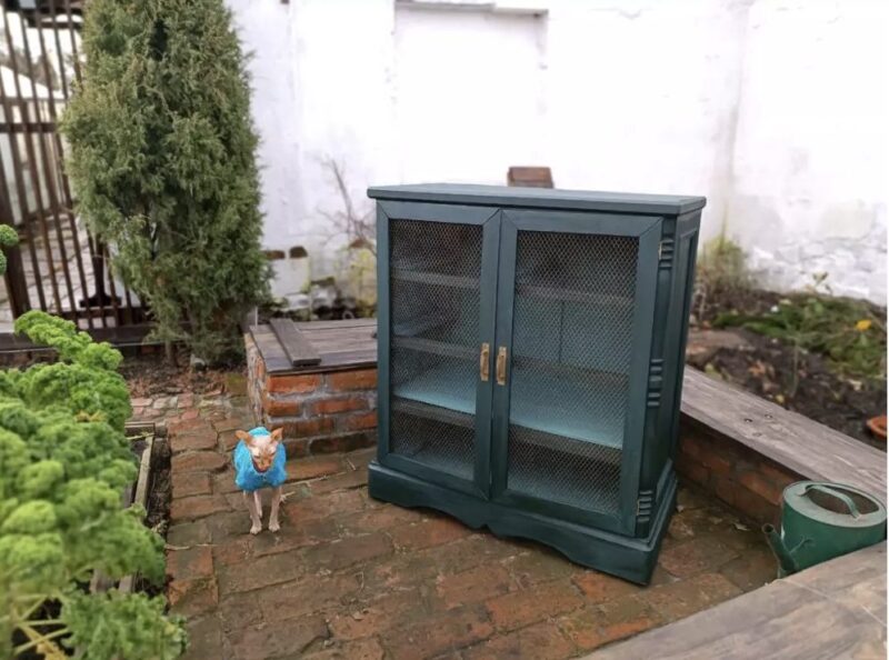 Nous avons sorti une vieille commode sans tiroir de la poubelle et l'avons transformée en une beauté pleine de glamour