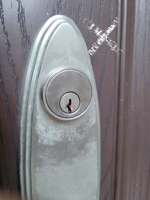Une marque de croix sur votre porte : simple graffiti ou véritable signal d’alarme ?