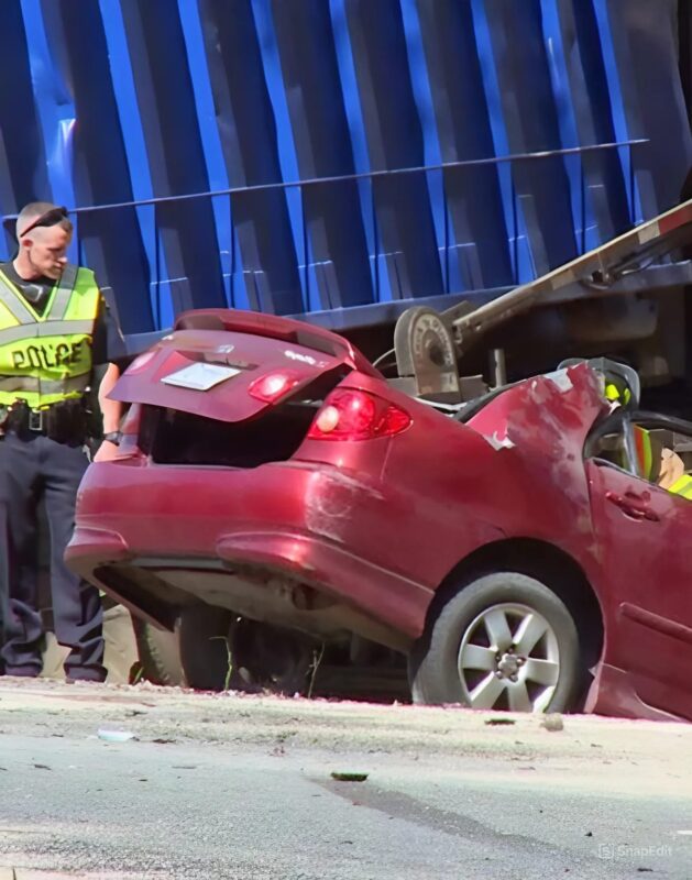 Une femme perd la vie dans un accident frontal, mais ce que les policiers découvrent sur son téléphone et son Facebook les laisse sans mots