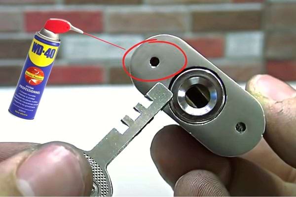 À quoi sert ce petit trou dans le cadenas ?
