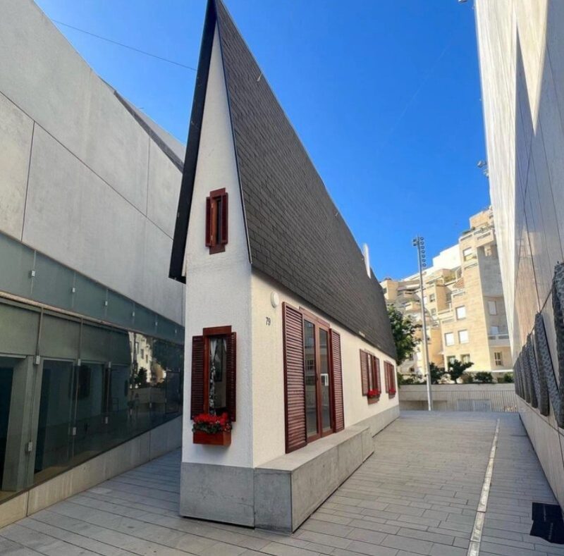 La maison la plus exiguë du monde est à découvrir et son intérieur est particulièrement captivant.