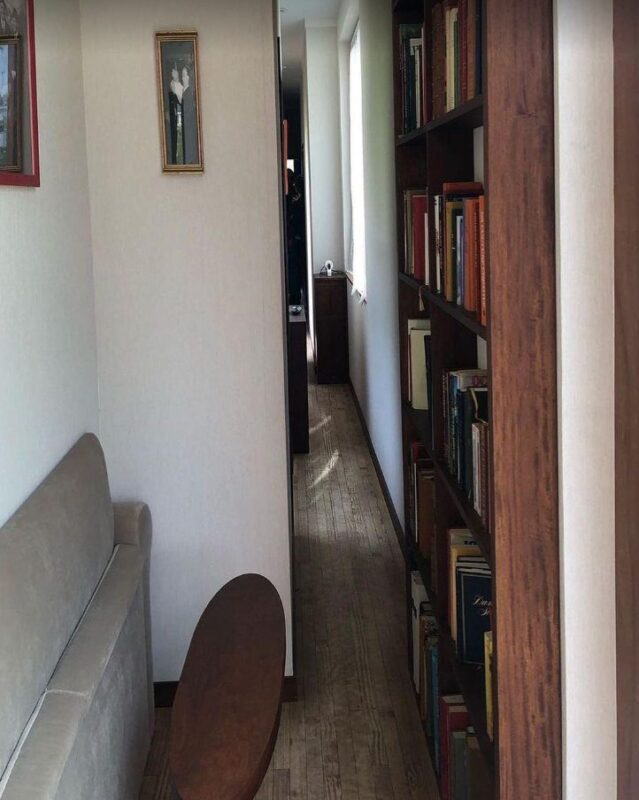La maison la plus exiguë du monde est à découvrir et son intérieur est particulièrement captivant.