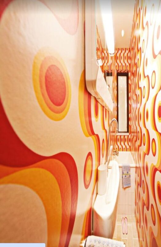 La maison la plus exiguë du monde est à découvrir et son intérieur est particulièrement captivant.